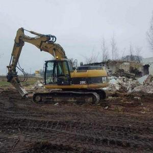 Koparka na tle zachmurzonego nieba